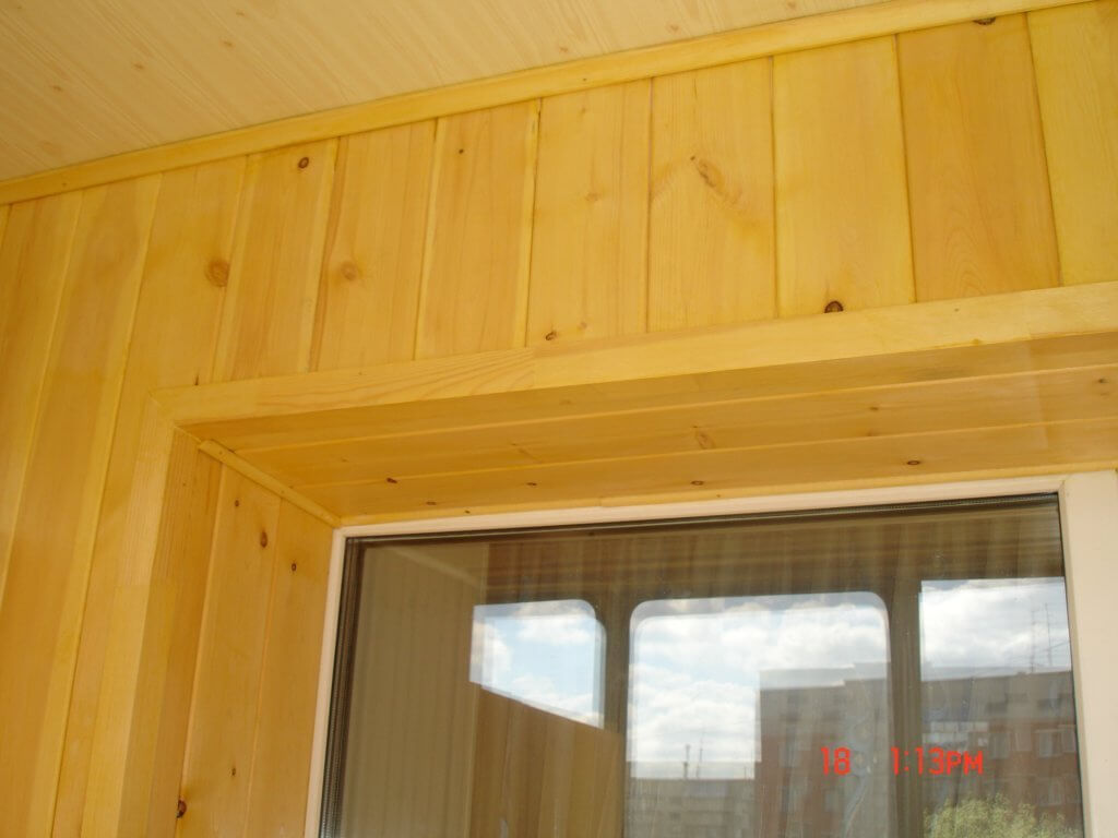 Лоджия с отделкой из дерева и часть внутреннего окна